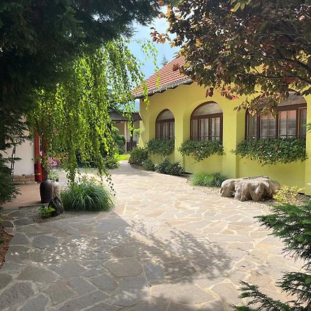Penzion Primase Dolni Vestonice Bagian luar foto