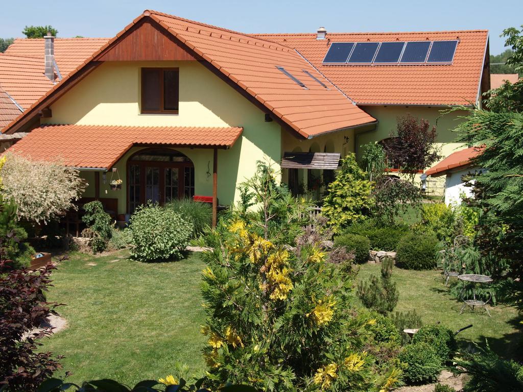 Penzion Primase Dolni Vestonice Bagian luar foto
